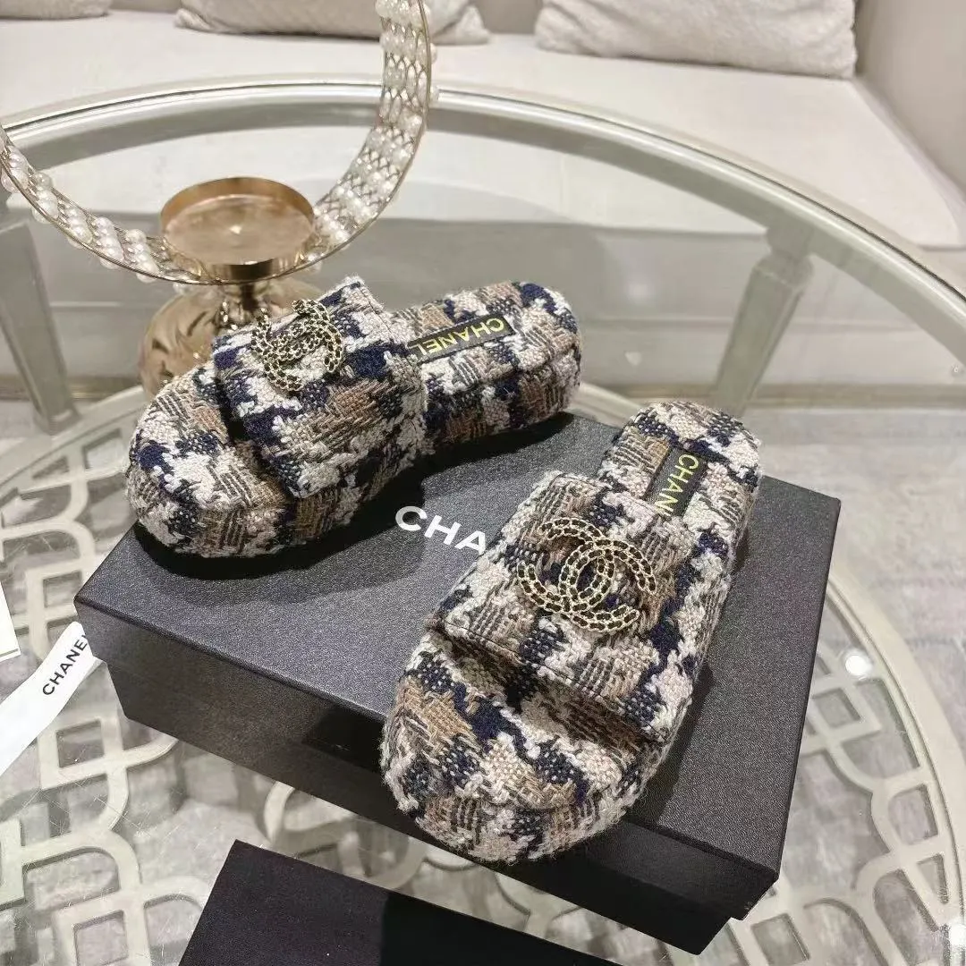 👟👟Ex-factory price 480👟👟 🎉Chanel Chanel 2025 Xiaoxiang C family thick-soled sandals series official website synchronization, classic and elegant, casual wear 🌹🌹🌹🌹Original logo ~ Made of imported sheepskin and C family custom fabrics, a variety of colors for the goddess to choose! ❤️❤️❤️❤️ Code number: 36~40 (35.41.42 customized, non-returnable) Color: 5 colors;